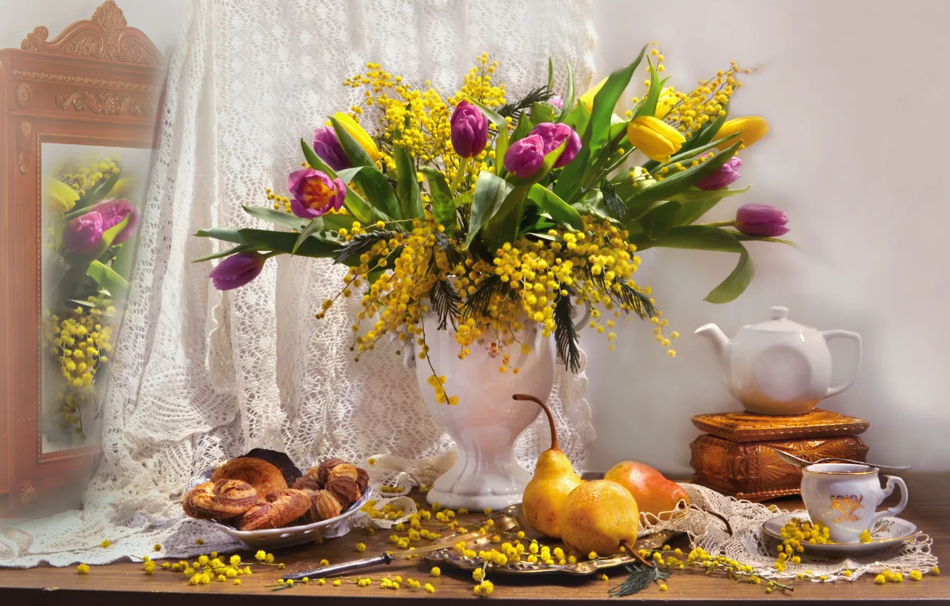 Фото обои цветы, чайник, зеркало, тюльпаны, шкатулка, ваза, фрукты, натюрморт