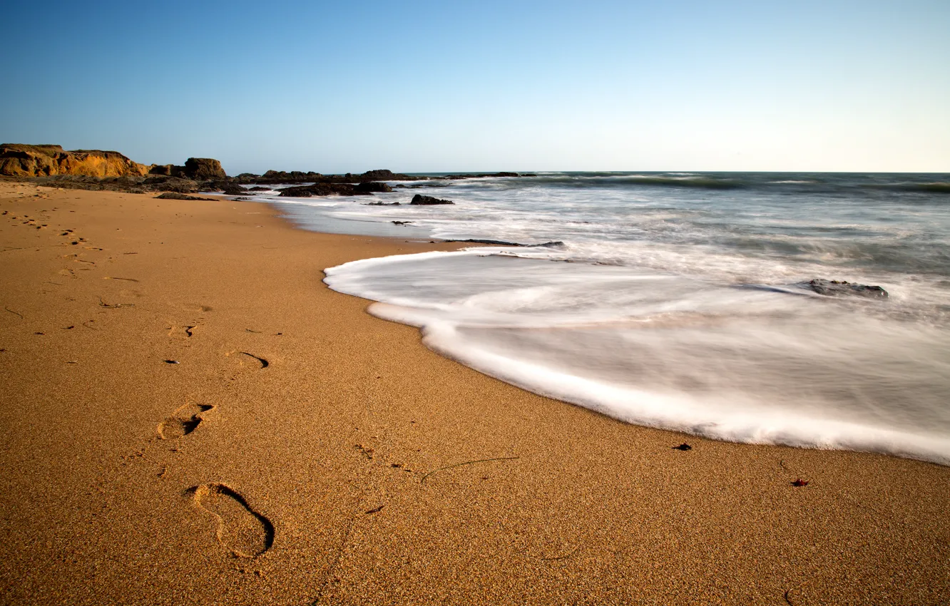 Фото обои песок, море, небо, следы, голубое, побережье, Берег, день