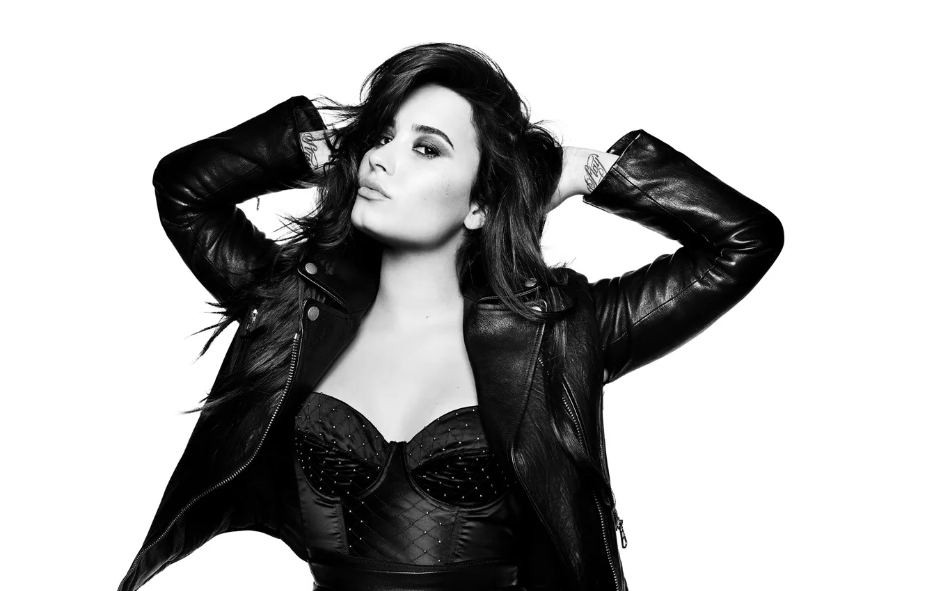 Фото обои девушка, фото, куртка, черно-белое, Demi Lovato