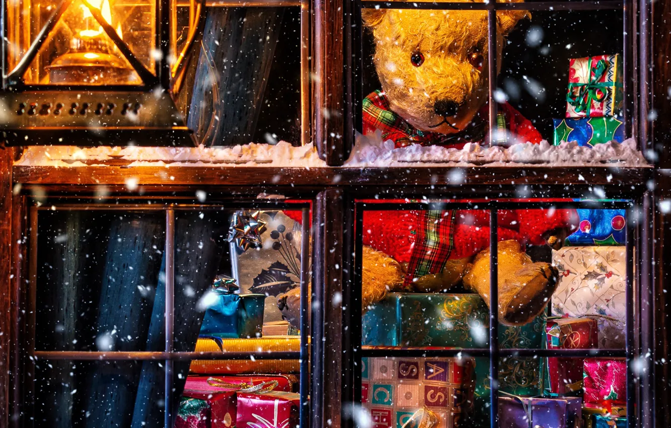 Фото обои снег, окно, Рождество, фонарь, подарки, Новый год, медвежонок, плюшевый мишка