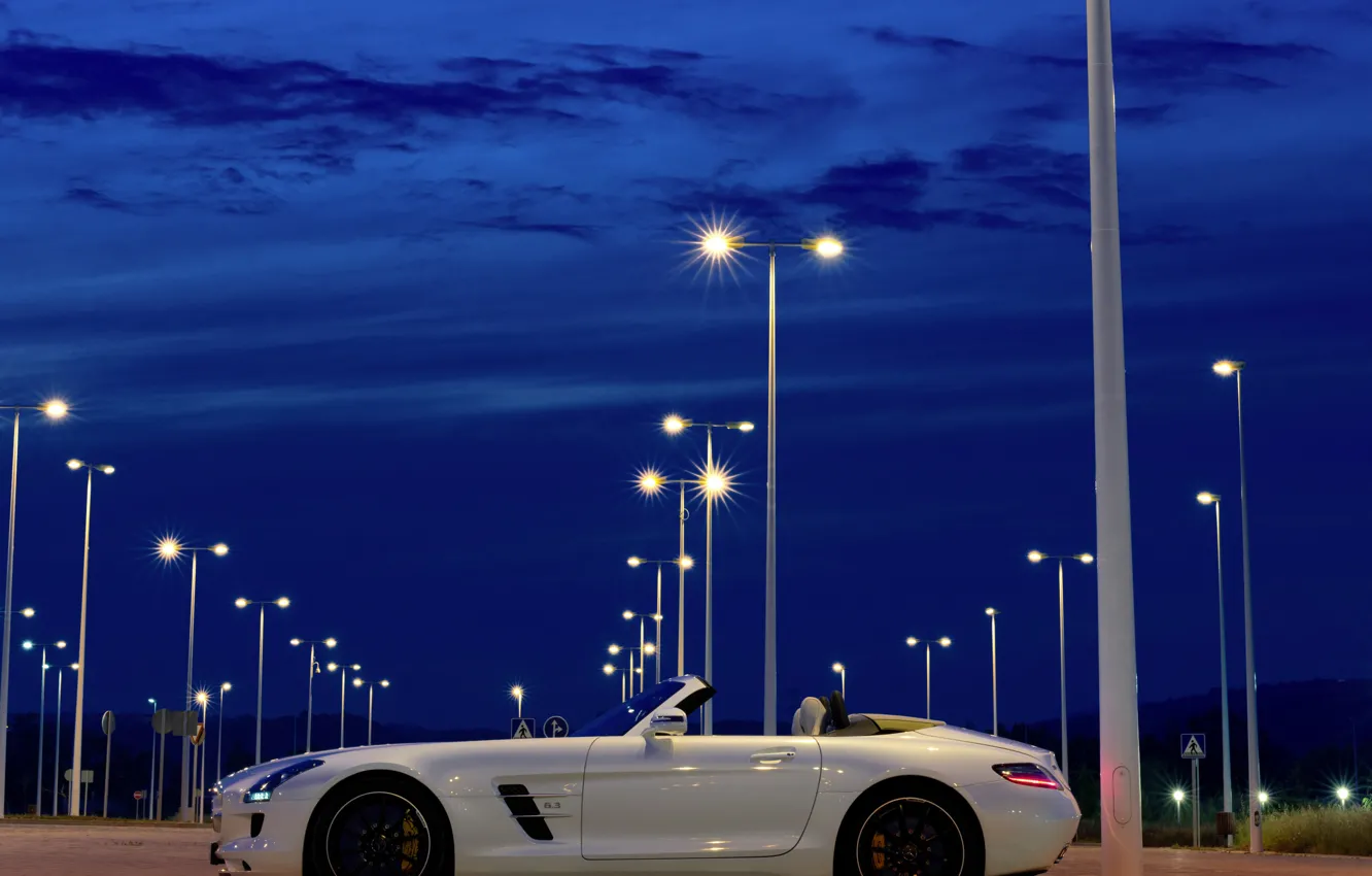 Фото обои небо, ночь, Roadster, Mercedes-Benz, фонари, AMG, SLS, Мерседес-Бенц