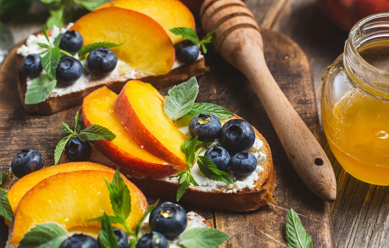 Фото обои ягоды, доски, черника, мед, хлеб, персики, мята, дольки