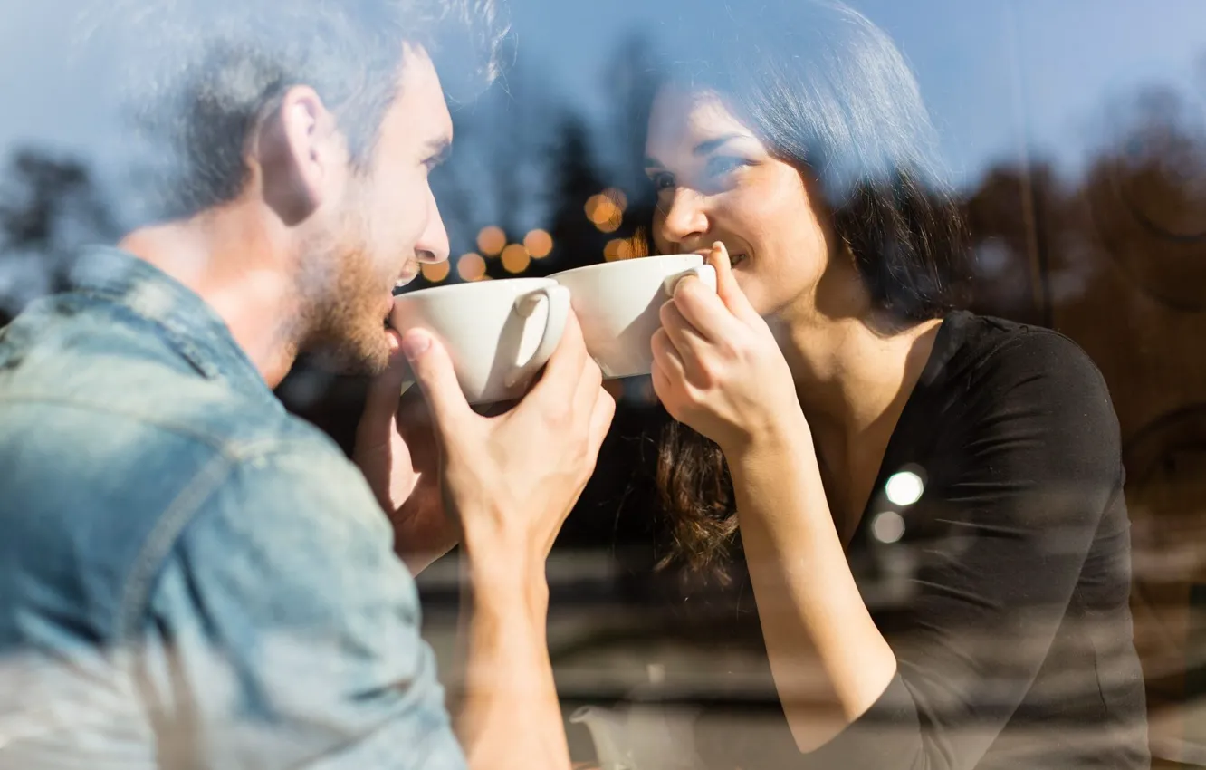 Фото обои стекло, девушка, чашка, кафе, мужчина, влюбленные