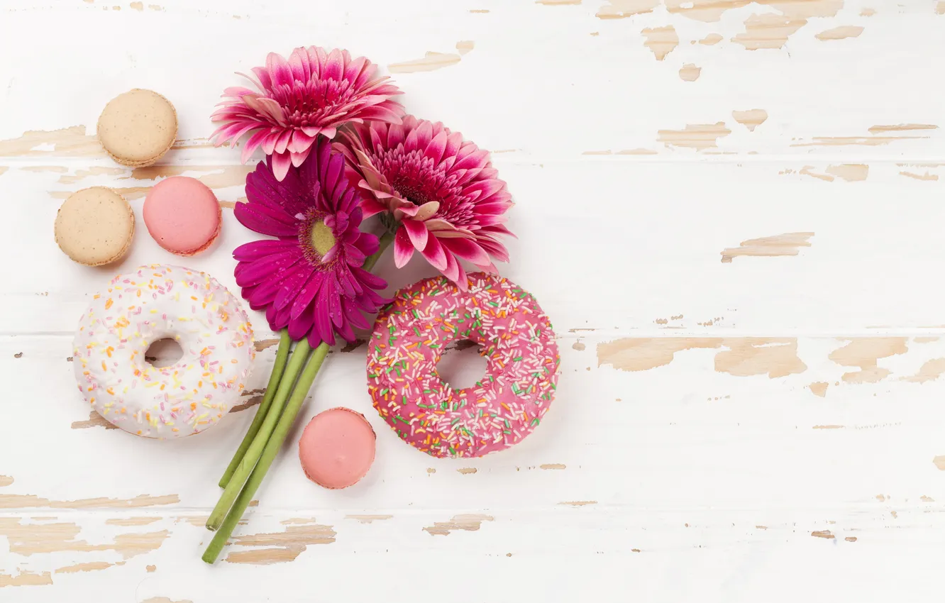 Фото обои цветы, пончики, герберы, wood, pink, flowers, with love, macarons