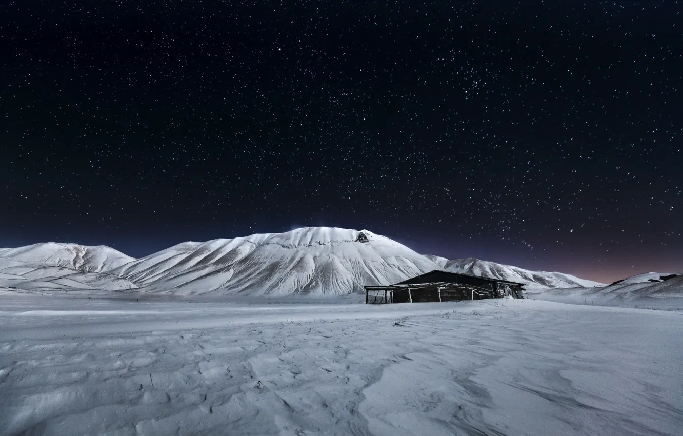 Фото обои зима, звезды, снег, горы, ночь, дом, Италия, Кастеллуччо ди Норча