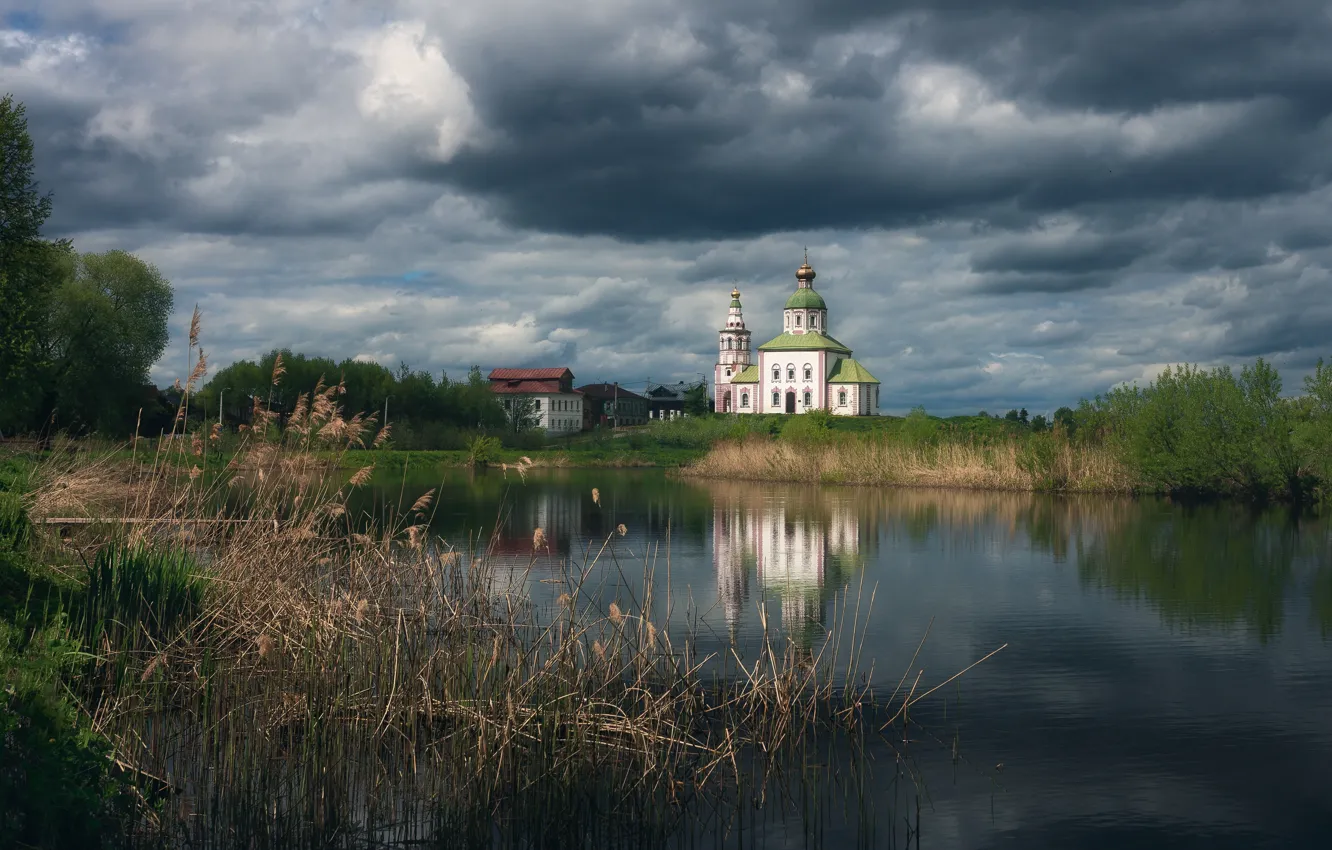 Фото обои облака, тучи, озеро, отражение, берег, камыш, церковь, храм
