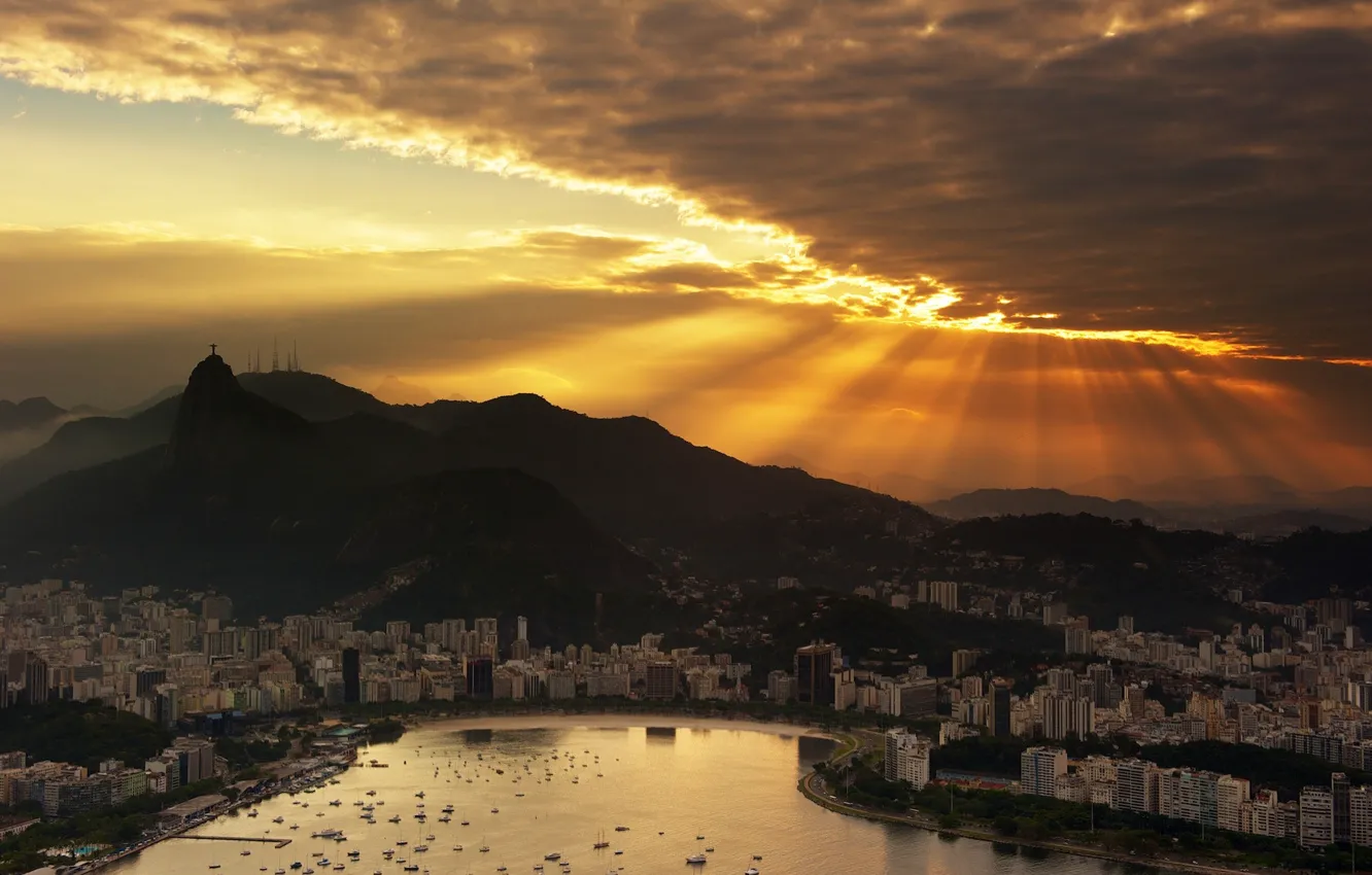 Фото обои небо, облака, закат, океан, лодки, Бразилия, небоскрёбы, Рио-де-Жанейро