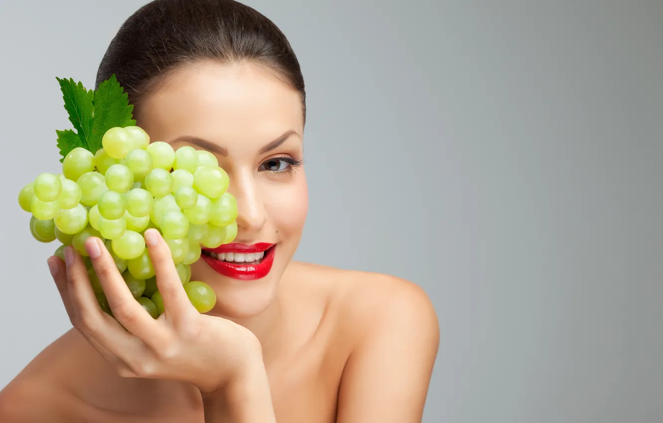 Фото обои девушка, зеленый, улыбка, ягоды, помада, брюнетка, виноград, губы