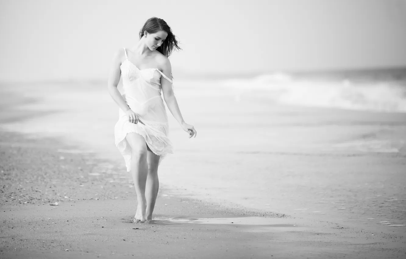 Фото обои пляж, девушка, ч/б, прибой, платье белое