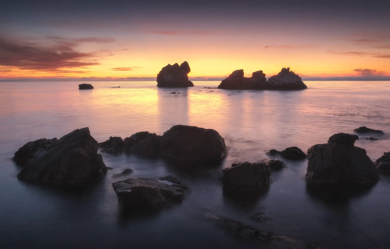 Фото обои море, вода, солнце, закат, камни, скалы, берег