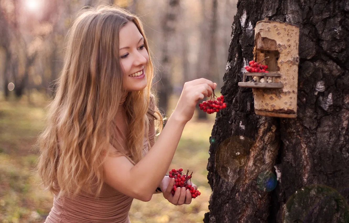 Фото обои лес, природа, улыбка, ягоды, дерево, волосы, Девушка, блондинка