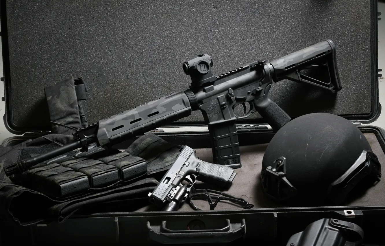 Фото обои пистолет, оружие, фон, чемодан, каска, Glock, штурмовая винтовка