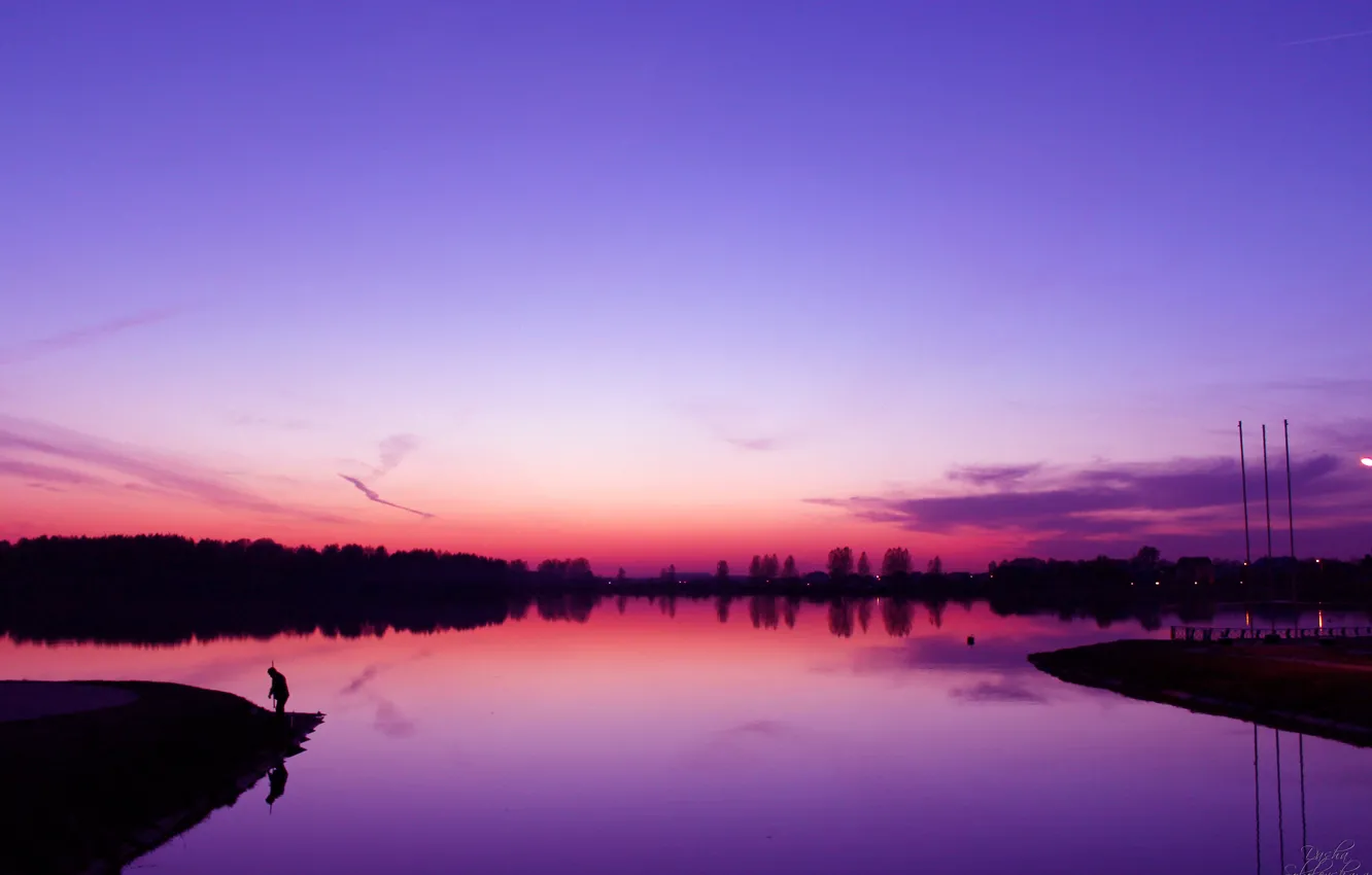 Фото обои фиолетовый, вода, закат, берег, рыбак, вечер, Озеро