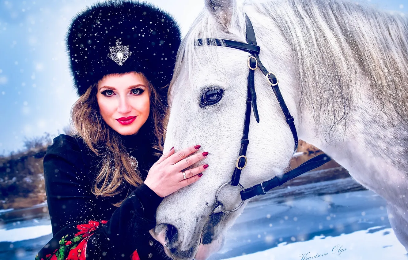 Фото обои девушка, шапка, лошадь, меха