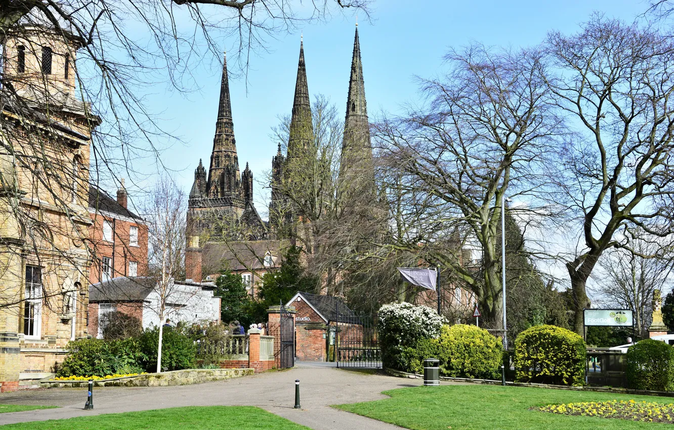 Фото обои деревья, фото, ворота, собор, храм, England, Lichfield Cathedral