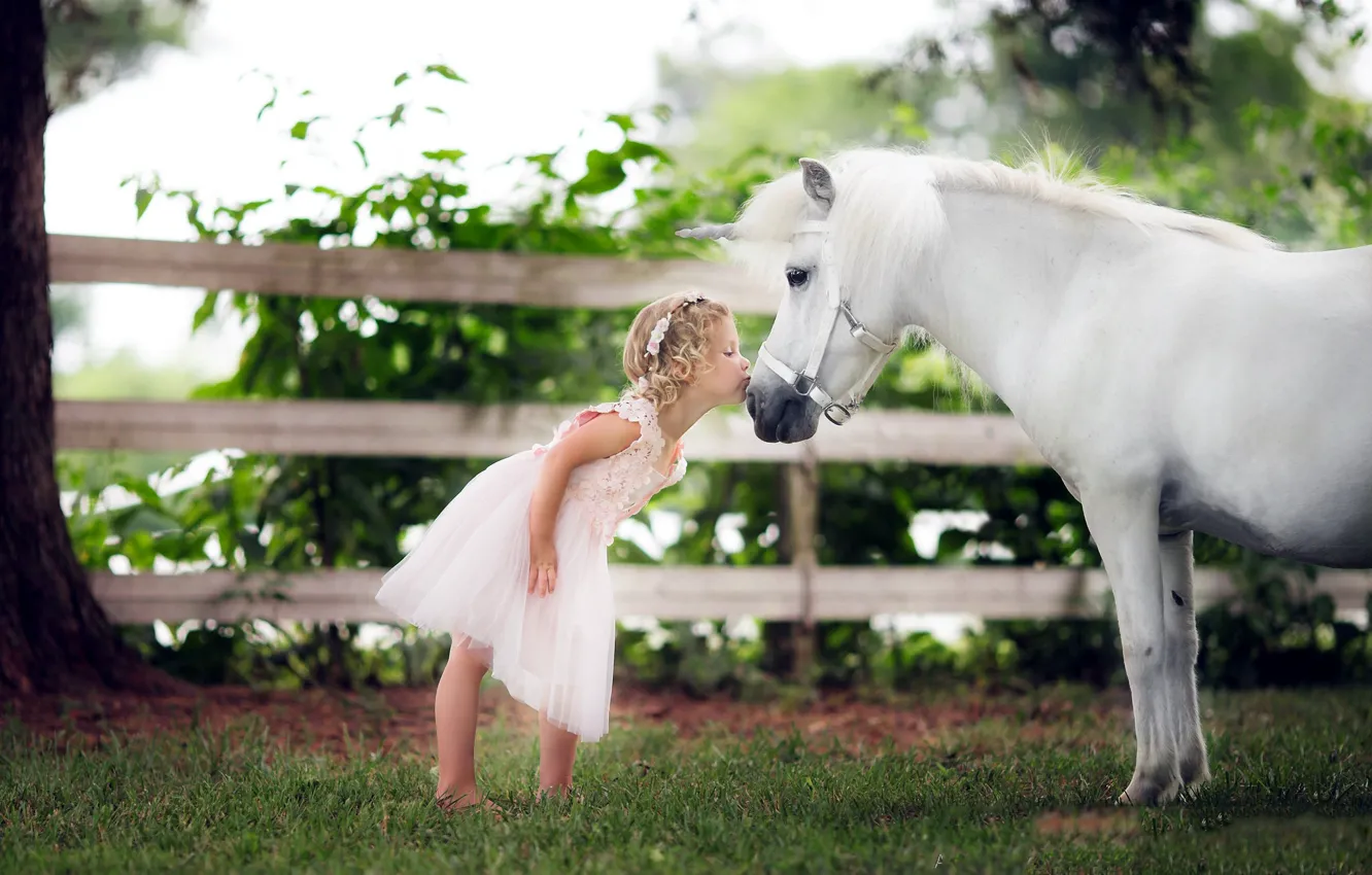 Фото обои лошадь, поцелуй, единорог, девочка