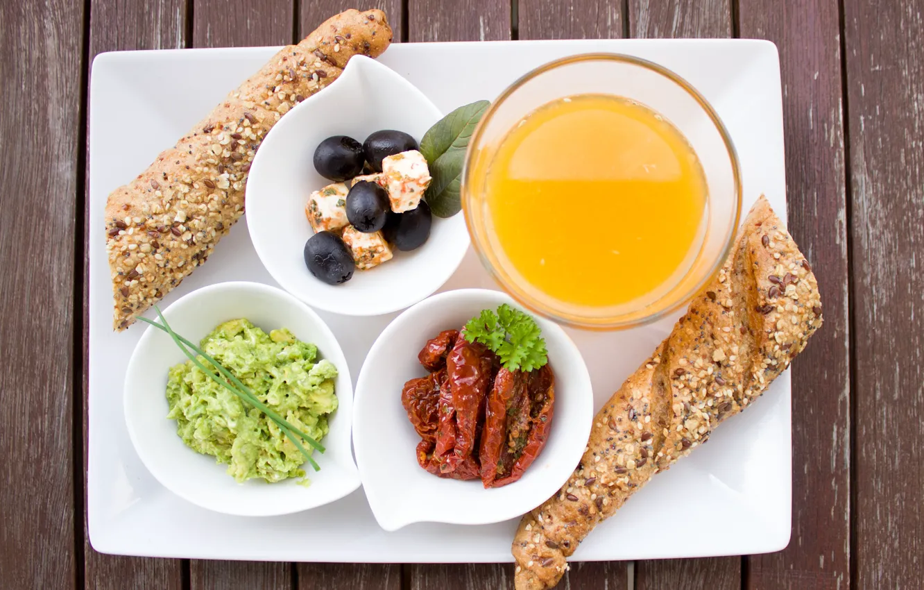 Фото обои завтрак, сыр, хлеб, помидоры, оливки, апельсиновый сок, авокадо