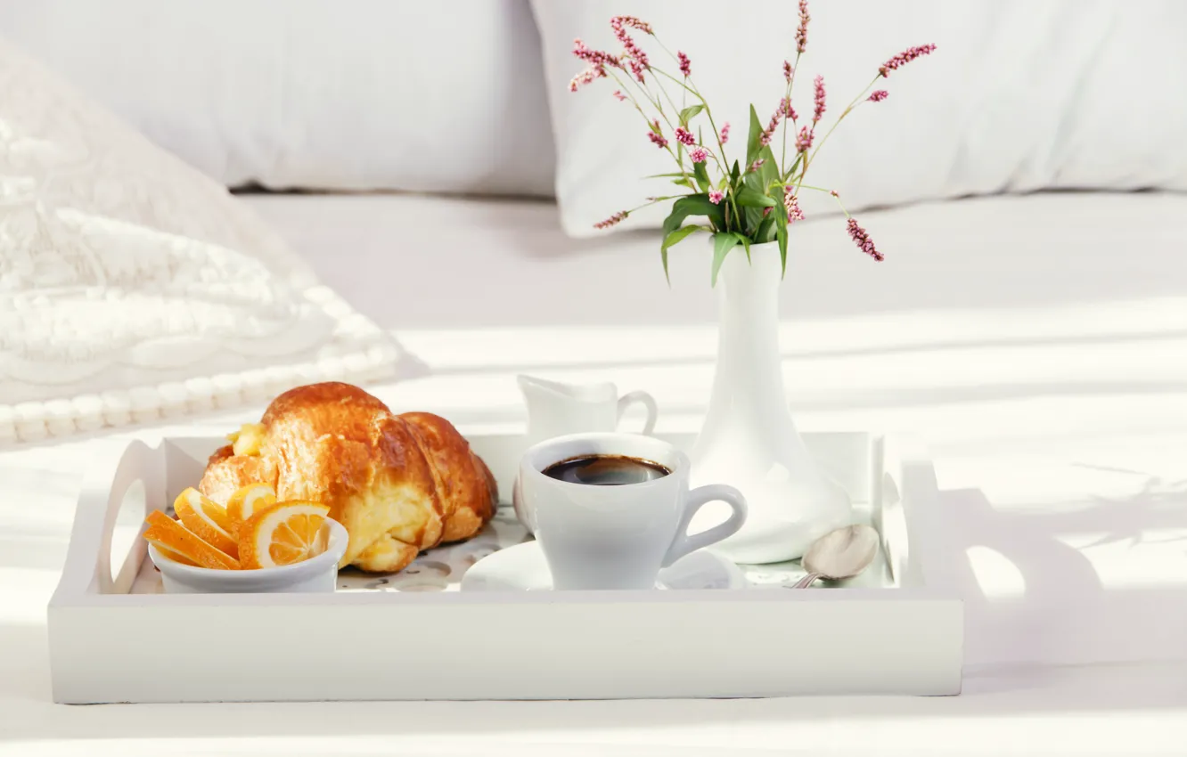 Фото обои цветы, кофе, апельсин, молоко, ваза, поднос, круассан, завтрак в постель