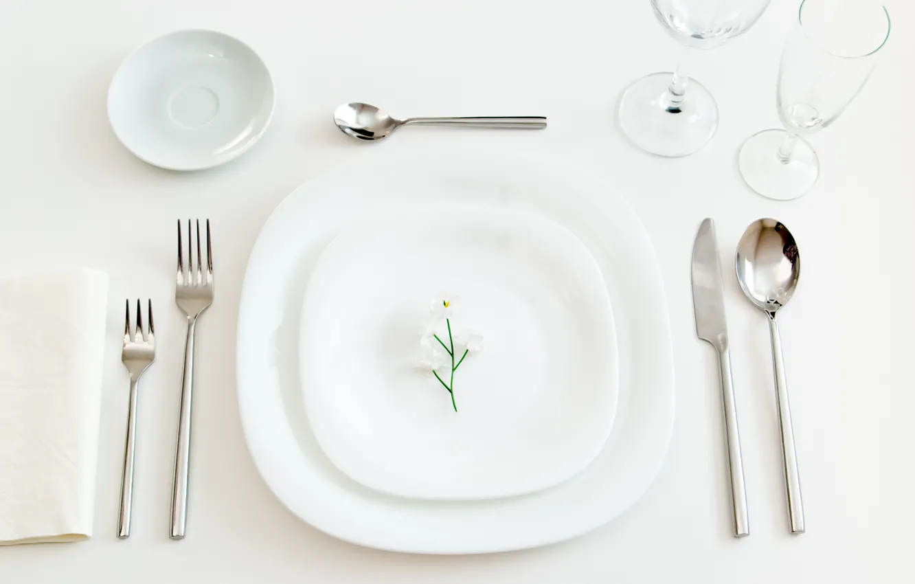 Фото обои цветок, бокалы, тарелка, нож, блюдце, вилки, ложки, сервировка
