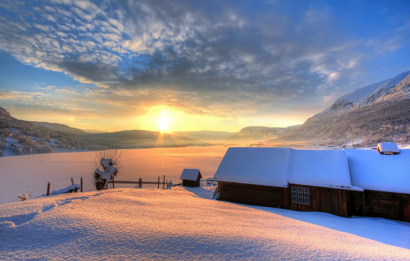 Фото обои зима, поле, закат, дома