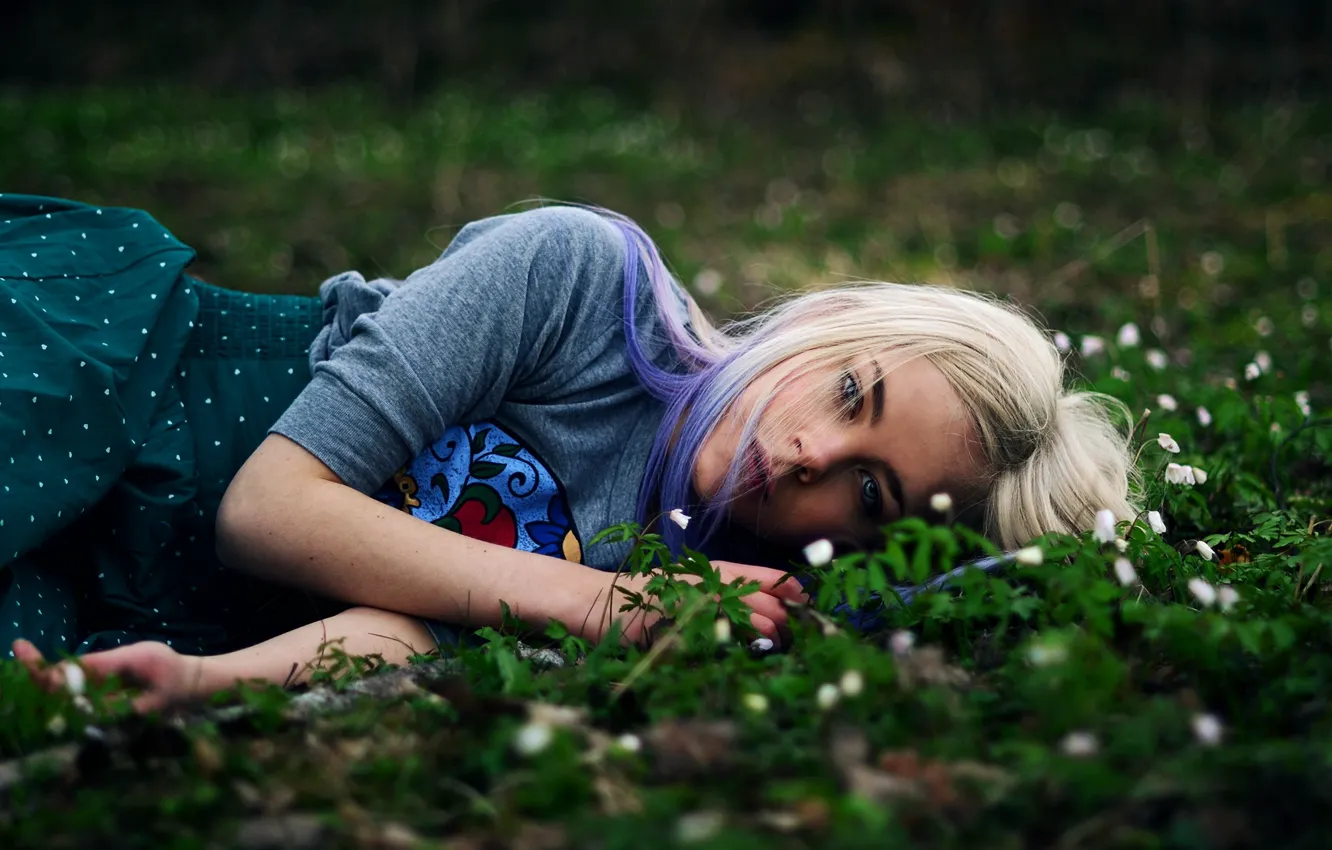 Фото обои трава, мечты, цветы, блондинка, grass, flowers, blonde, dreams