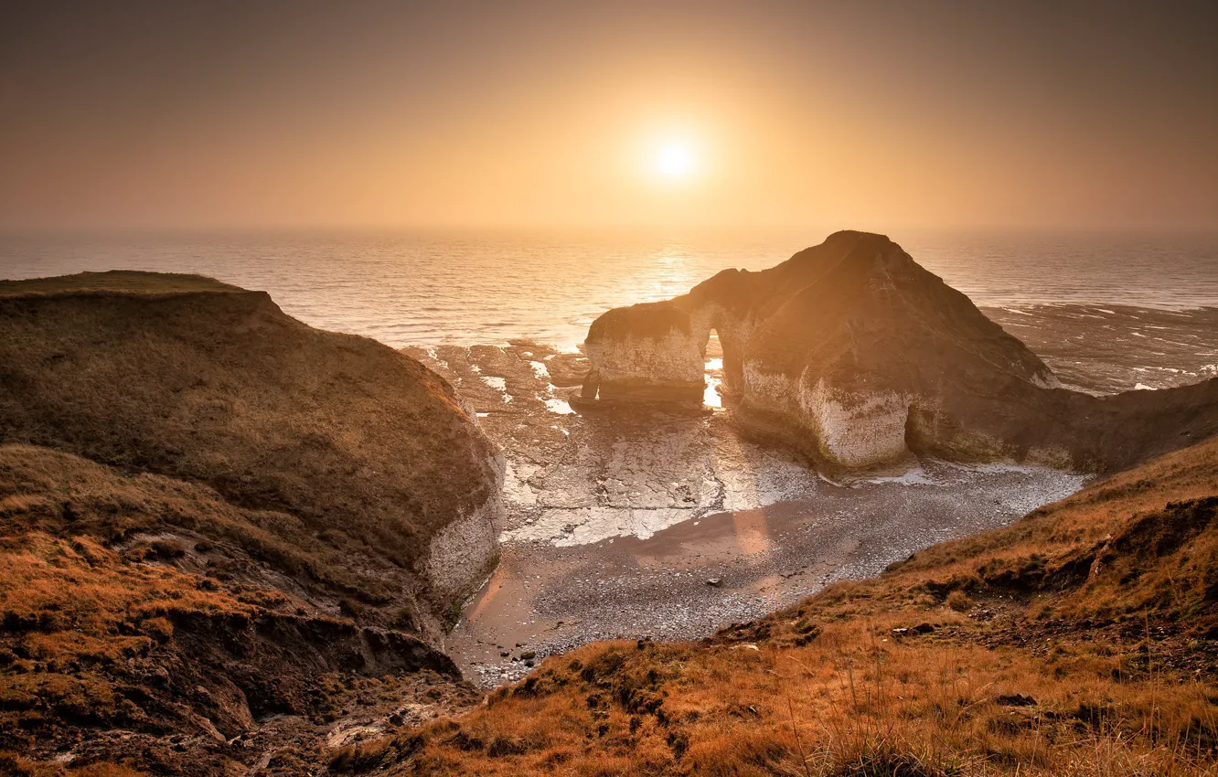 Фото обои море, осень, небо, солнце, свет, туман, скалы, берег