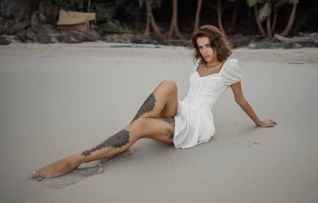 Фото обои beach, dress, legs, model, sand, tattoo, women, brunette