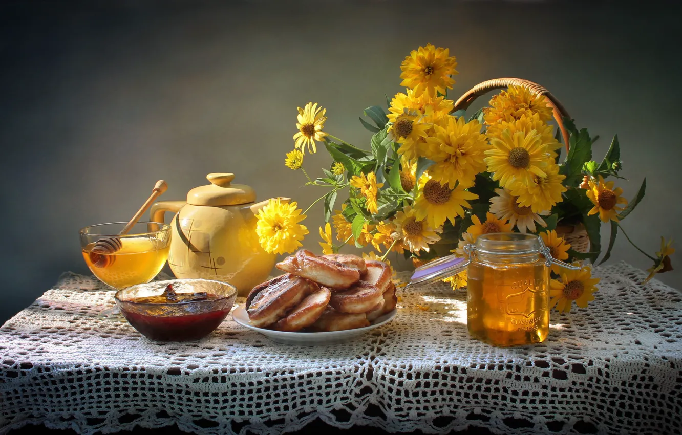 Фото обои цветы, уют, стол, букет, желтые, чайник, чаепитие, банка