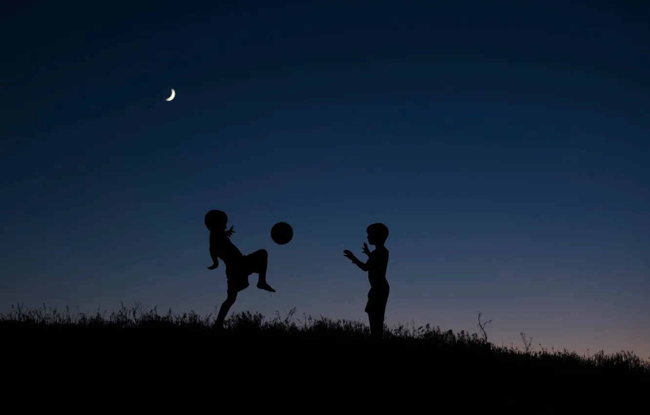 Фото обои ночь, дети, игра, мяч, силуэты
