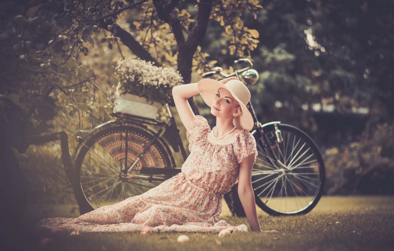 Фото обои взгляд, велосипед, поза, Девушка, платье, блондинка, шляпка