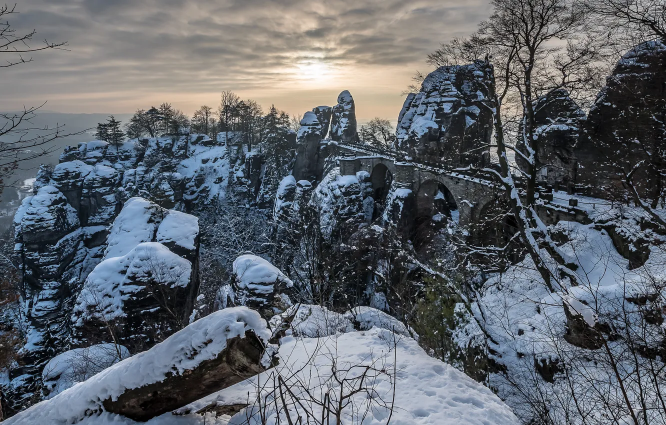 Фото обои зима, солнце, облака, снег, деревья, горы, ветки, мост