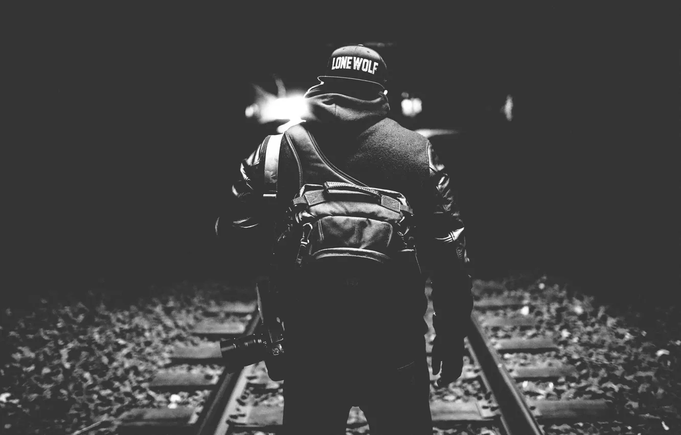 Фото обои свет, темнота, шапка, спина, камера, железная дорога, мужчина, рюкзак
