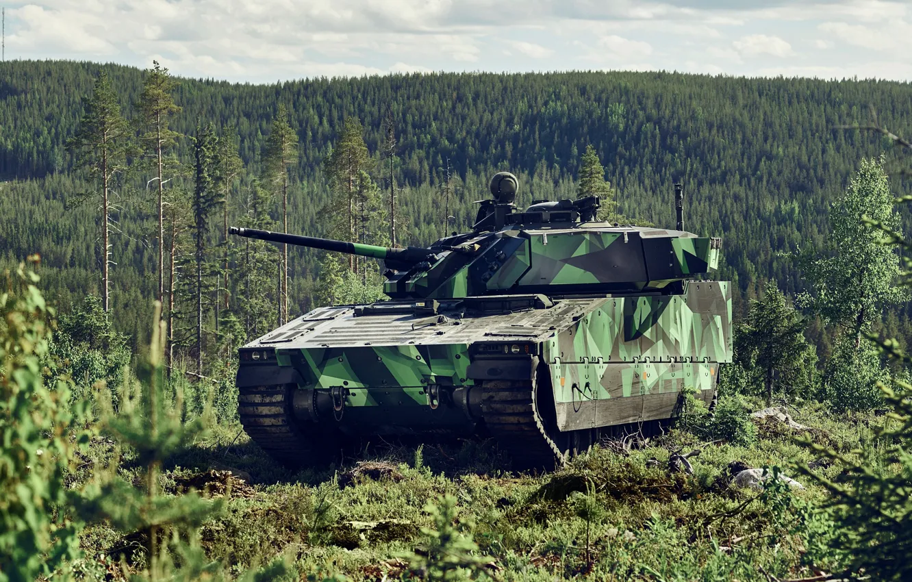 Фото обои Деревья, Швеция, Sweden, Боевая машина пехоты, Infantry fighting vehicle, Боевая техника, Tracked combat vehicle, Гусеничная …