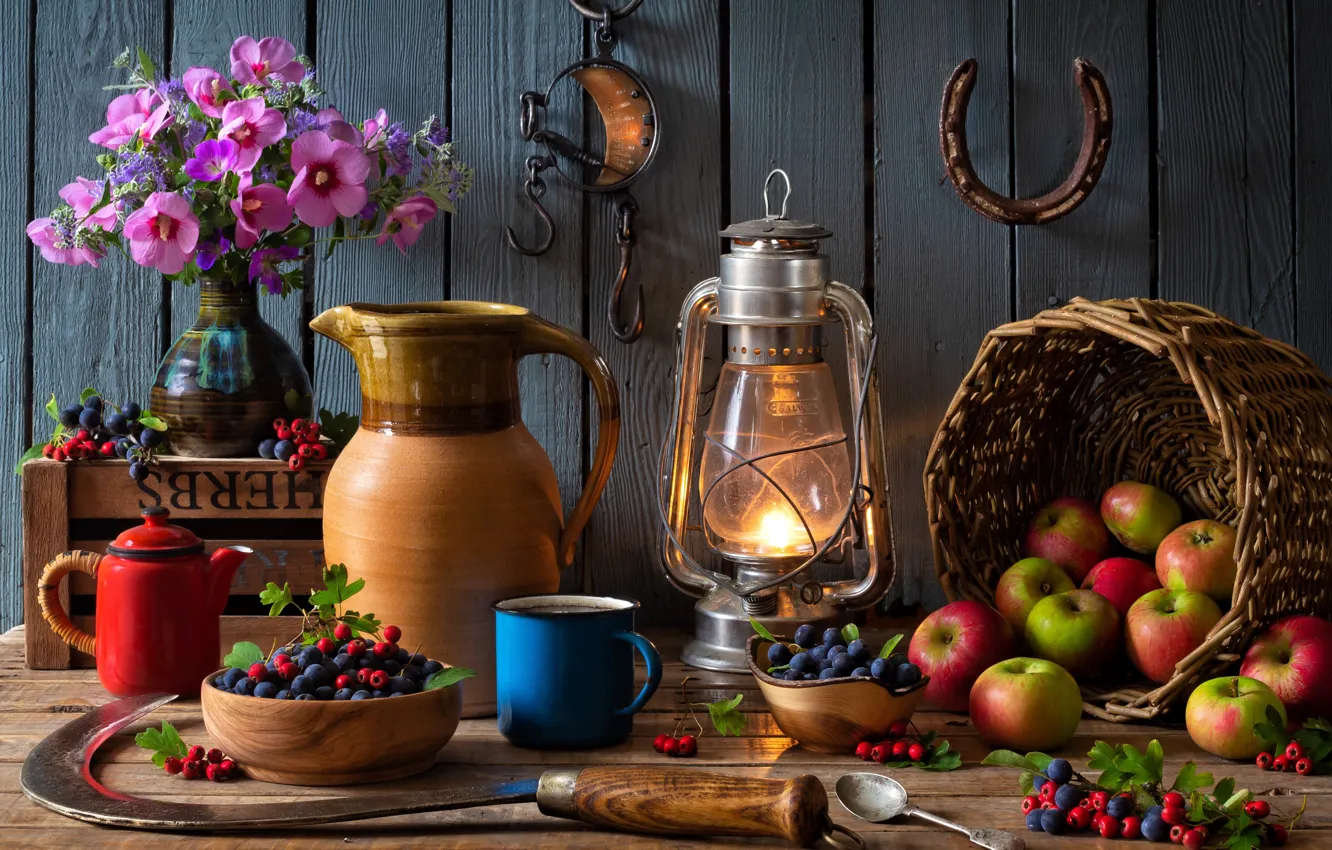 Фото обои цветы, ягоды, корзина, яблоки, доски, лампа, чайник, кружка