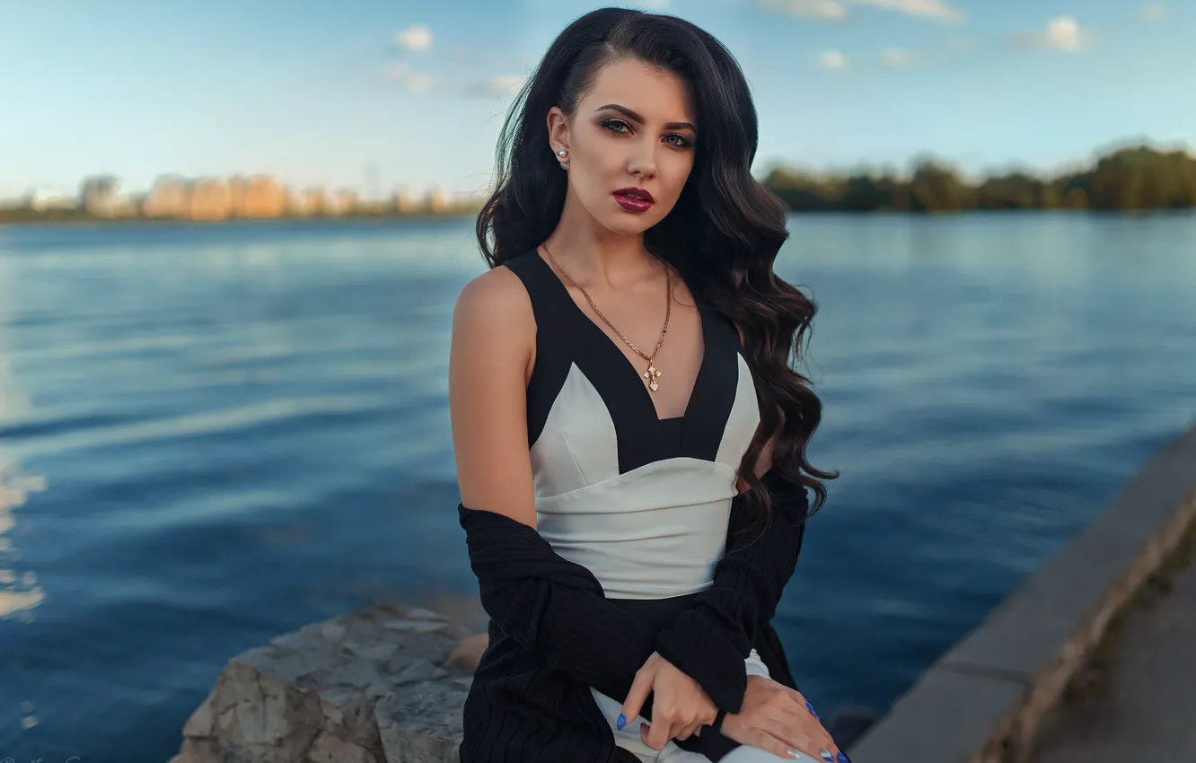 Фото обои взгляд, пейзаж, поза, река, модель, портрет, макияж, платье