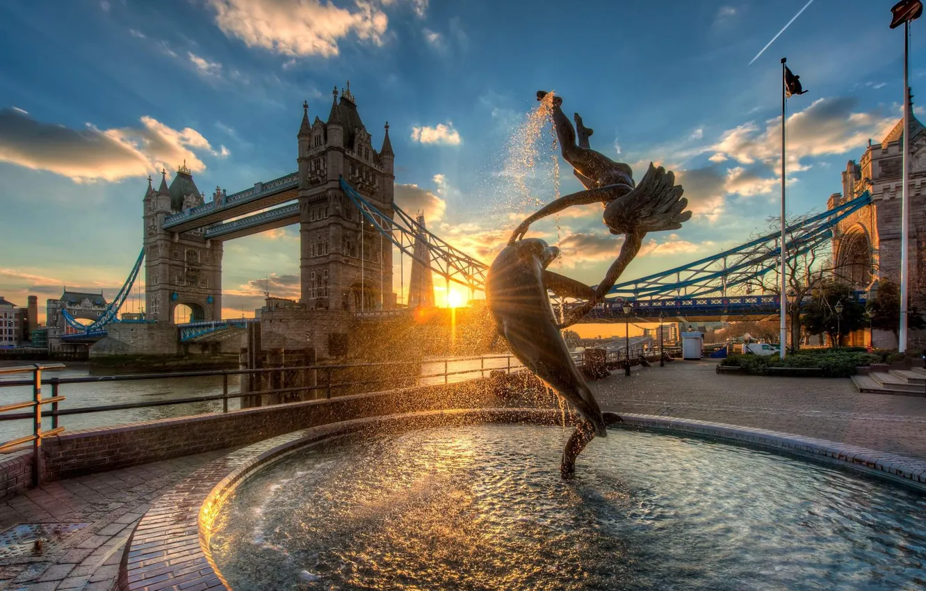 Фото обои небо, облака, улица, Лондон, красиво, фонтан, Tower Bridge, London