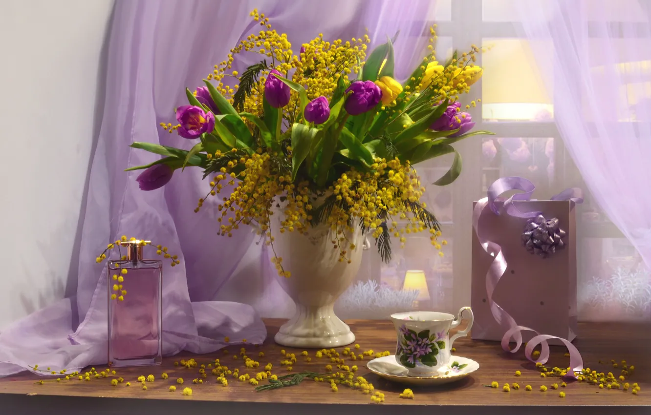 Фото обои цветы, коробка, духи, окно, чашка, тюльпаны, флакон, ваза