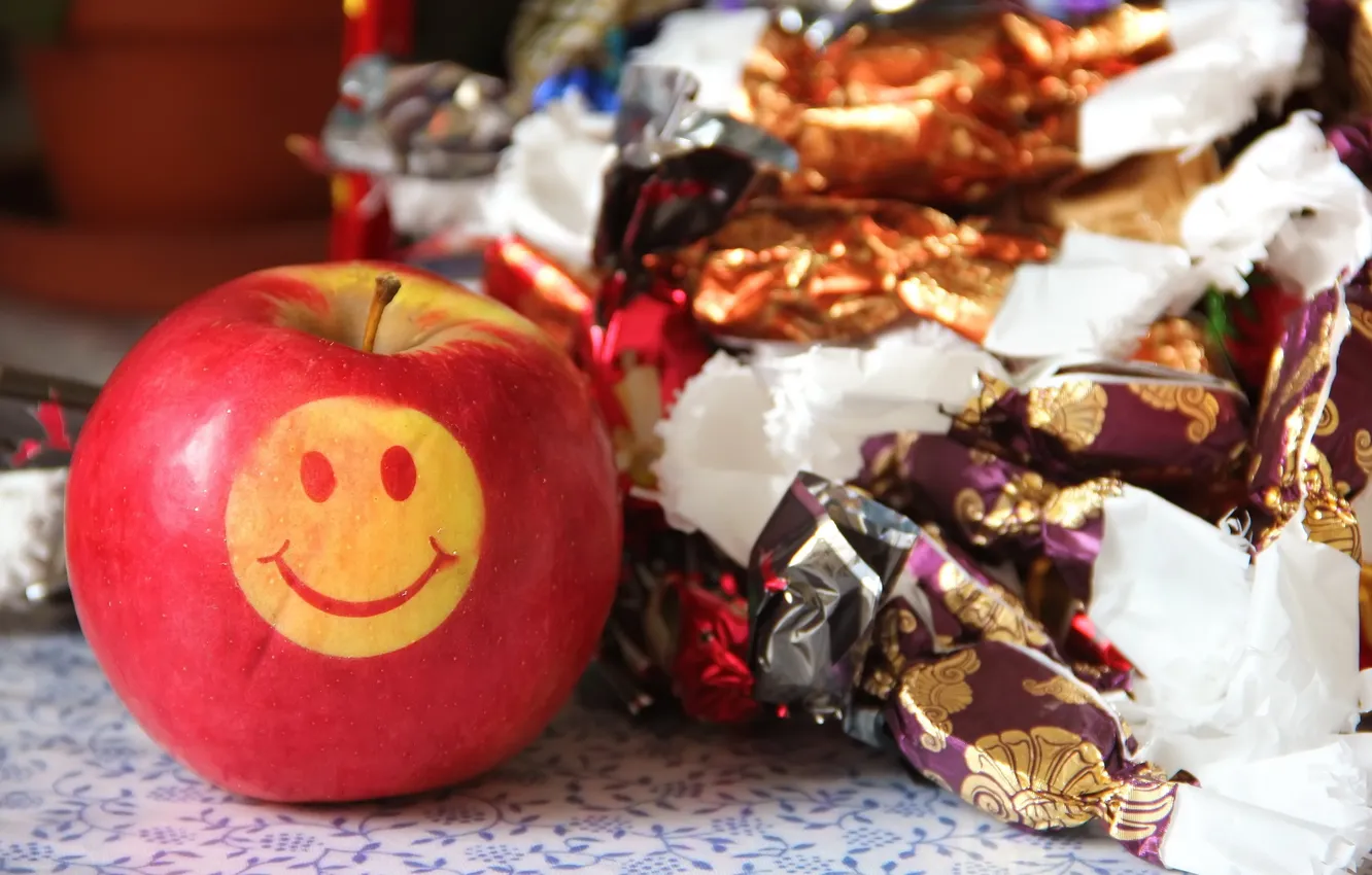 Фото обои макро, яблоко, конфеты
