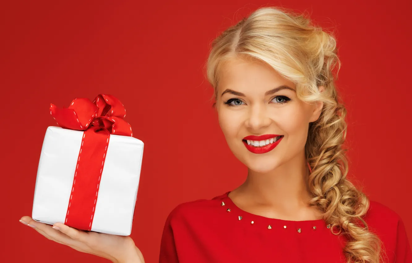Фото обои девушка, красный, улыбка, фон, коробка, подарок, блондинка