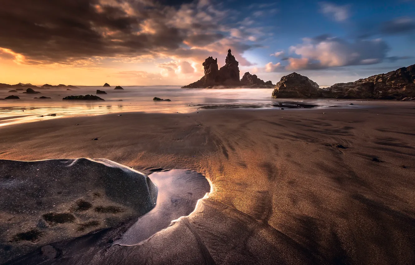 Фото обои песок, море, пляж, небо, облака, камни, скалы, лужа