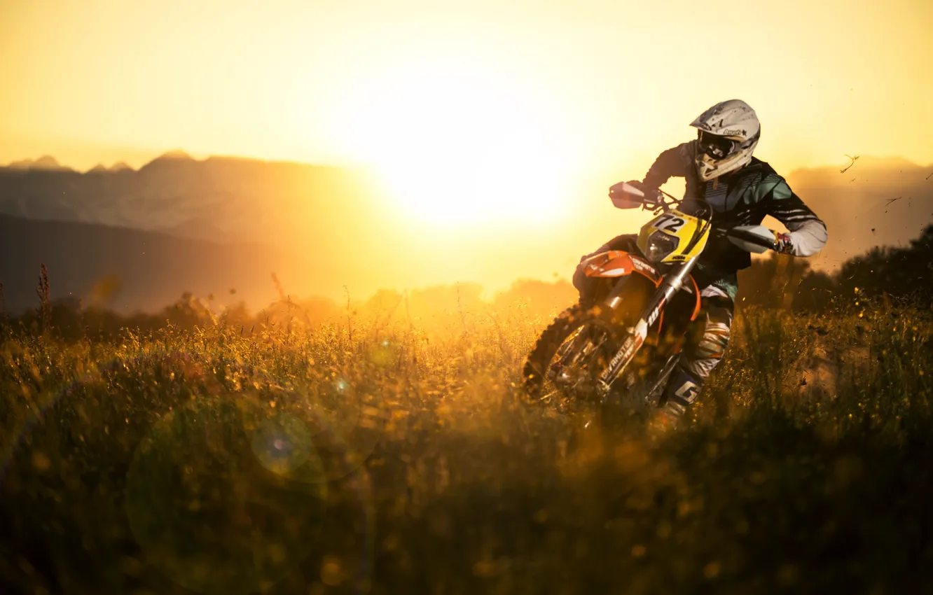 Фото обои поле, закат, спорт, мотоцикл