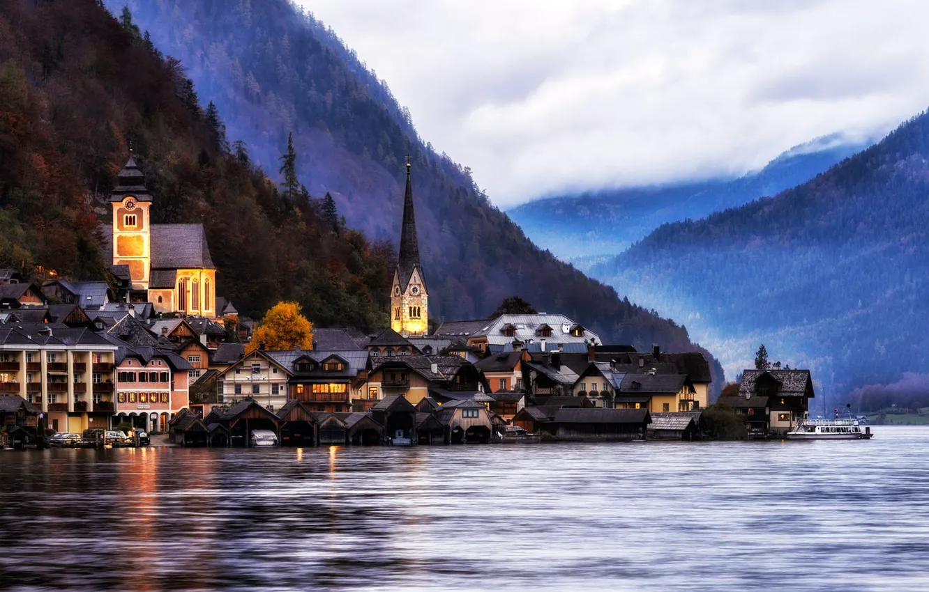 Фото обои пейзаж, туман, озеро, башня, дома, Австрия, городок, сумерки