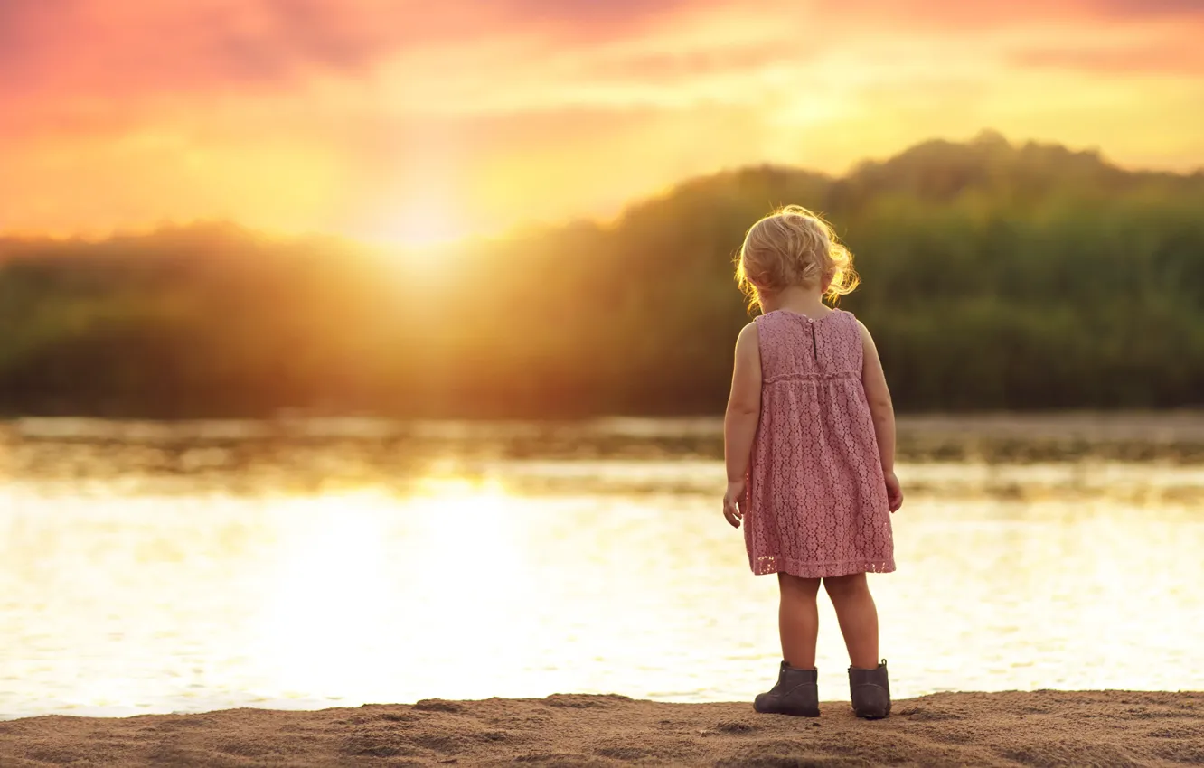 Фото обои песок, лето, солнце, закат, река, платье, девочка, ребёнок