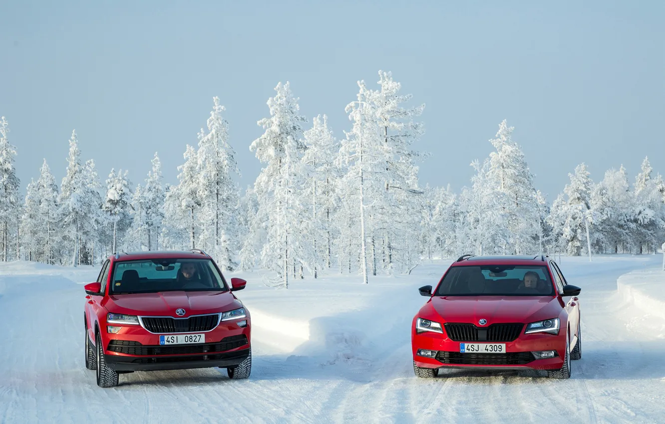 Фото обои зима, двое, красная, Skoda, Superb, Karoq