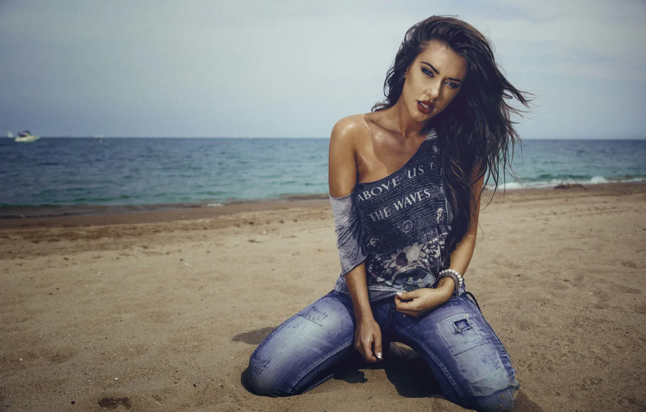 Фото обои пляж, лето, девушка, джинсы, брюнетка