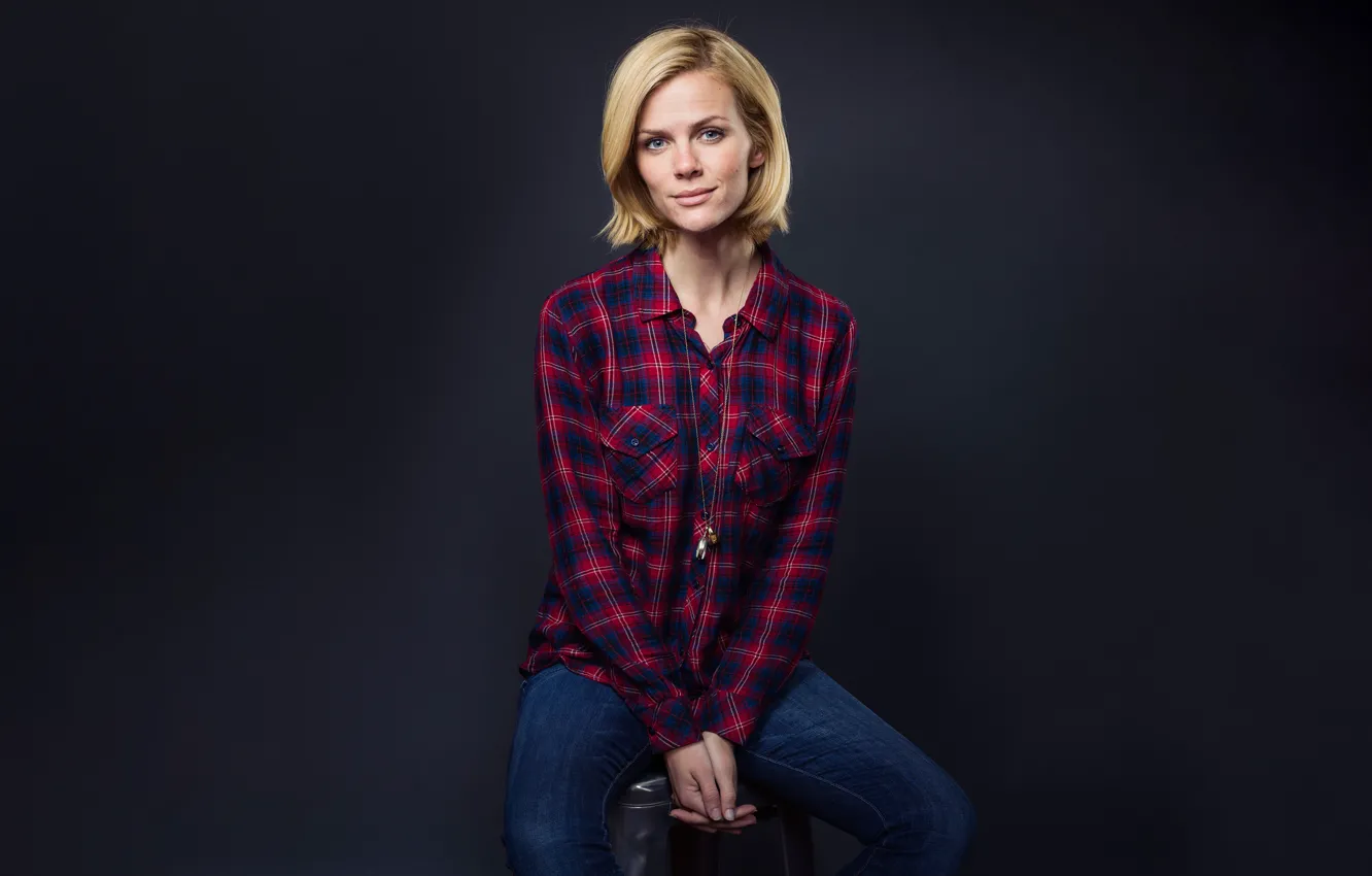 Фото обои фон, модель, джинсы, актриса, прическа, блондинка, фотограф, рубашка
