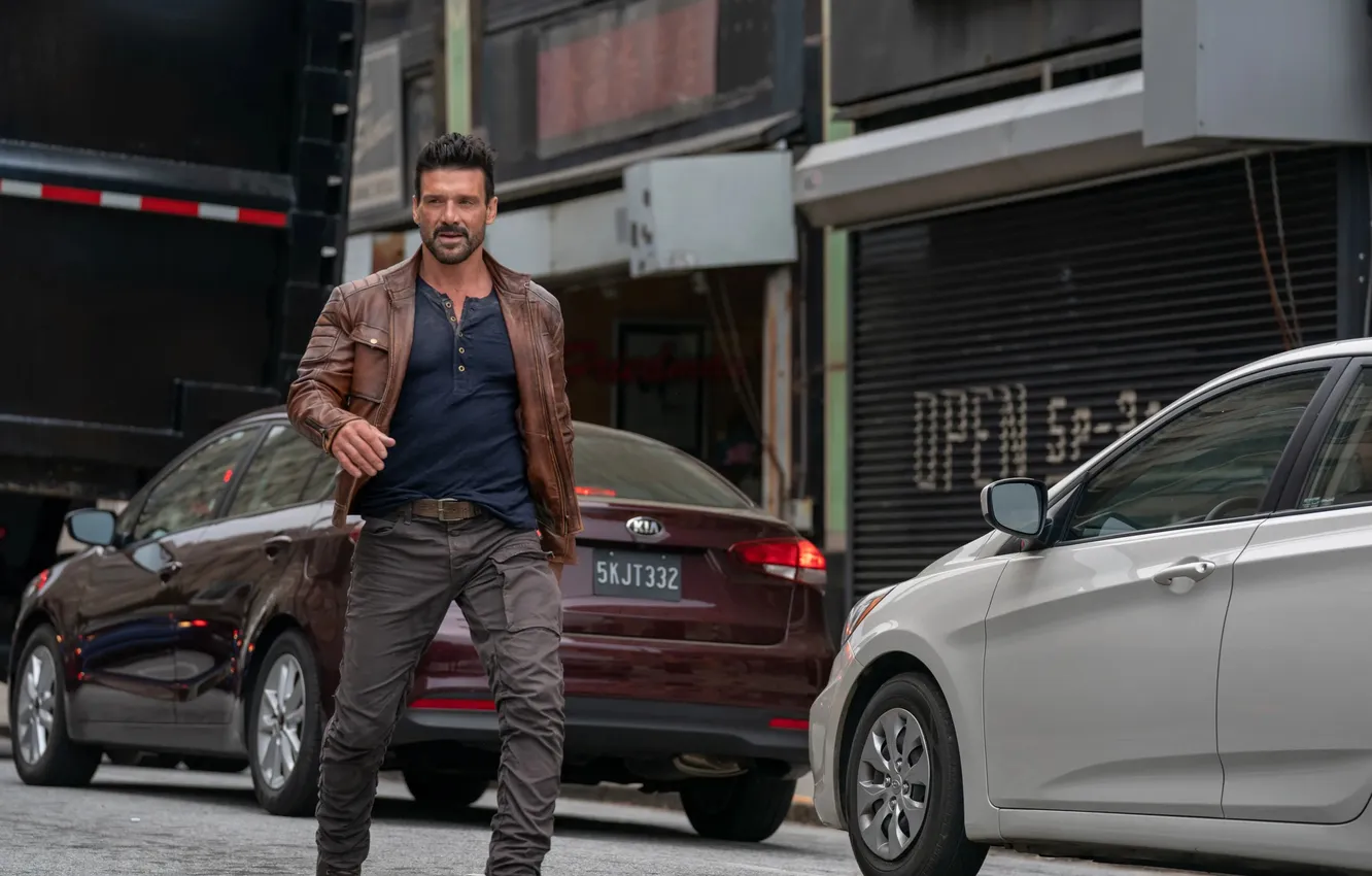 Фото обои машины, поза, фон улица, Фрэнк Грилло, Frank Grillo, День курка, Roy Pulver, Boss Level