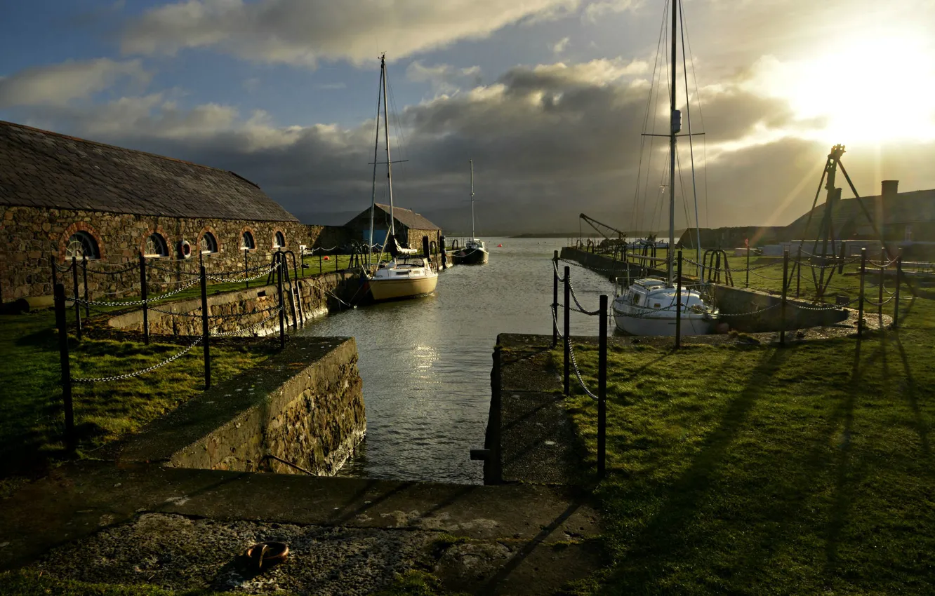 Фото обои тучи, яхта, гавань, Уэльс, Карнарвон