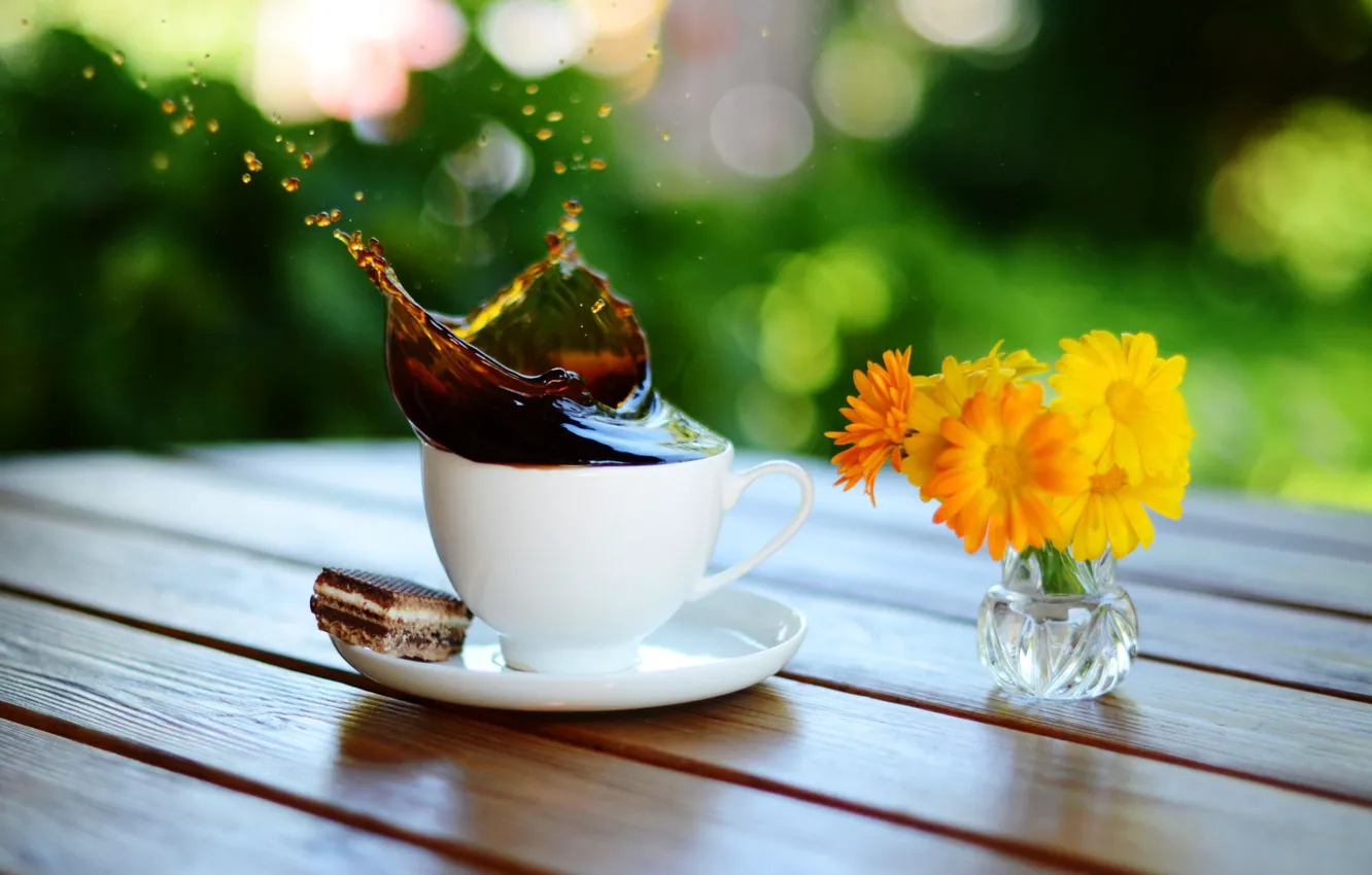 Фото обои макро, цветы, брызги, стол, кофе, всплеск, печенье, чашка