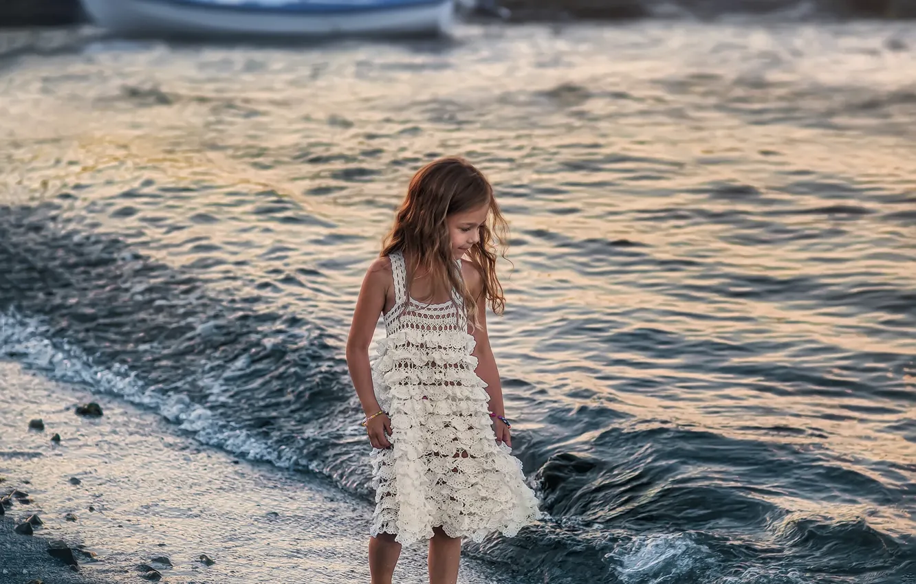 Фото обои берег, лодка, волна, босиком, платье, девочка, ребёнок, босая